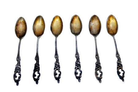  Conjunto de seis colheres de café em prata com os cabos recortados e relevados.